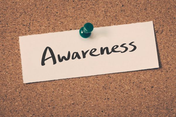 Ở giai đoạn Awareness, mục tiêu là thu hút sự chú ý, tạo ấn tượng ban đầu để họ nhớ đến doanh nghiệp của bạn giữa hàng trăm lựa chọn khác ngoài kia.